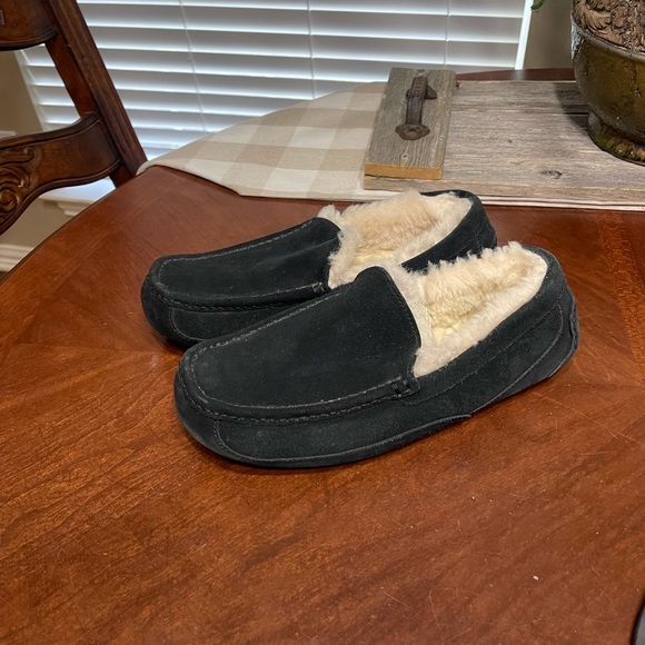 UGG ASCOT BLACK SLIPPERS  10 wide - Picture 1 of 10